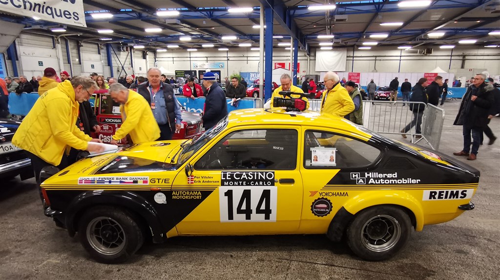 Per Vilslev og Erik Andersen, Opel Kadett GTE forbereder den tekniske kontrol inden Rallye Monte Carlo Historique 2020.
(Foto: rallypics.dk – Viggo Johansen)